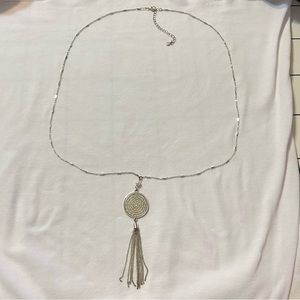 💍 5/$10 Liz Claiborne silver tassel pendant necklace